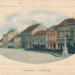 Razglednica koja je putovala 1914. prikazuje asfaltiran Zrinski trg sa središnjom gradskom rundelom s plinskim svjetiljkama nabavljenim u Beču u izdanju znamenitog nakladnika Vinka Vošickog koji samostalnu grafičku radnju u Koprivnici otvara 1911. g.